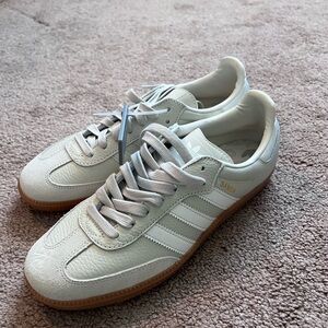 NWT beige and white sambas